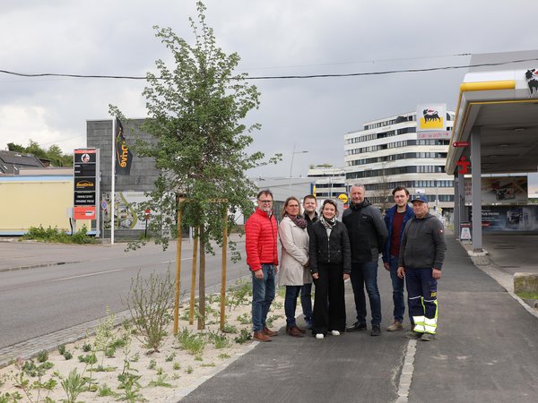 Sieben Vertreter der Stadt Krems und der Baufirma Porr auf dem sanierten Geh- und Radweg